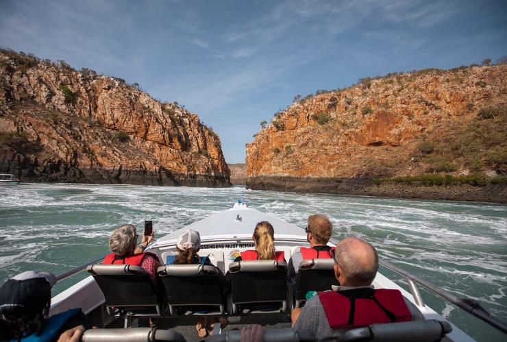 西オーストラリア州、キンバリー、ホリゾンタル・フォールズ、滝を巡るスピードボート © Tourism Australia