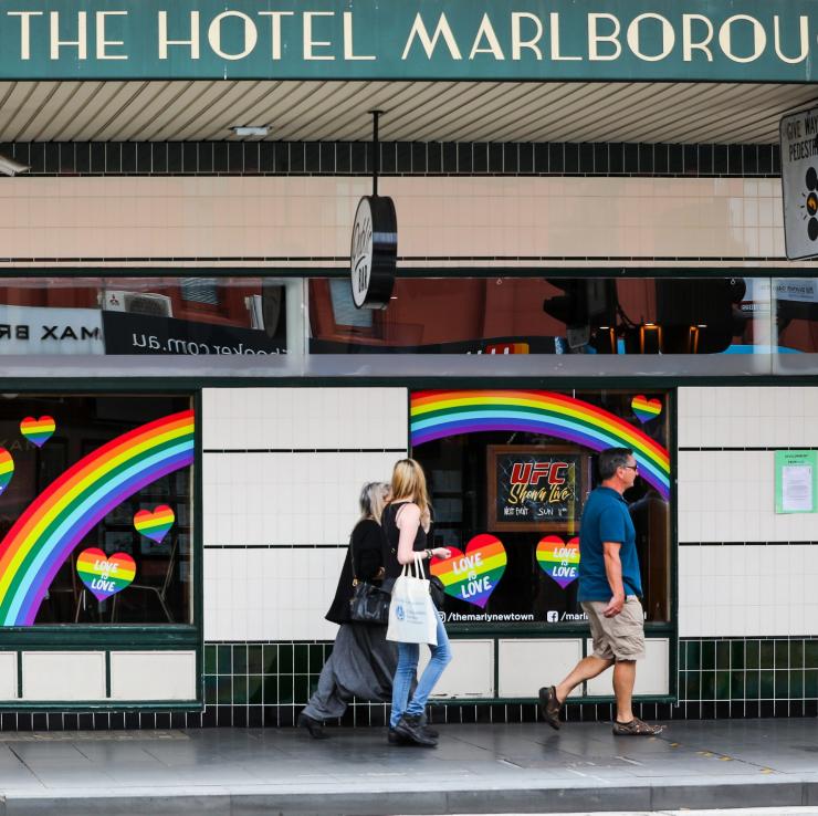 ニュータウン、マールボロ・ホテルの前の道を歩く歩行者 © City of Sydney / Katherine Griffiths