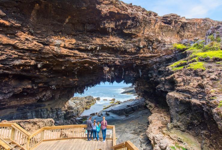 カンガルー島のアドミラルズ・アーチを見る家族 © South Australian Tourism Commission