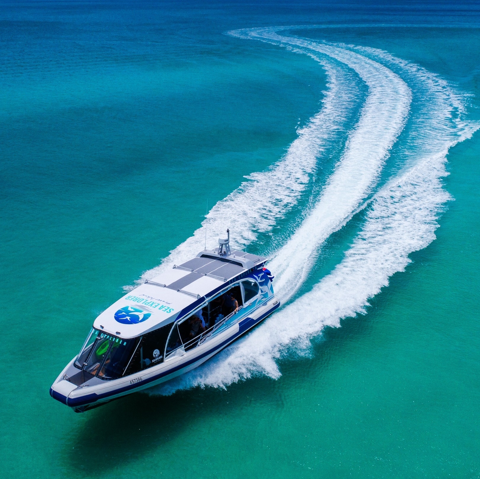 フレーザー島の海岸沖を航行するシー・エクスプローラー号 © Kingfisher Bay Resort