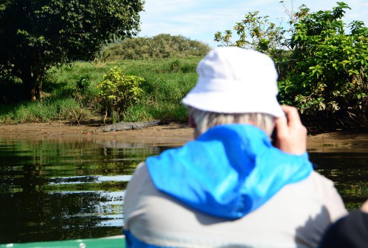 川岸でイリエワニの写真を撮る写真家 © FNQ Nature Tours