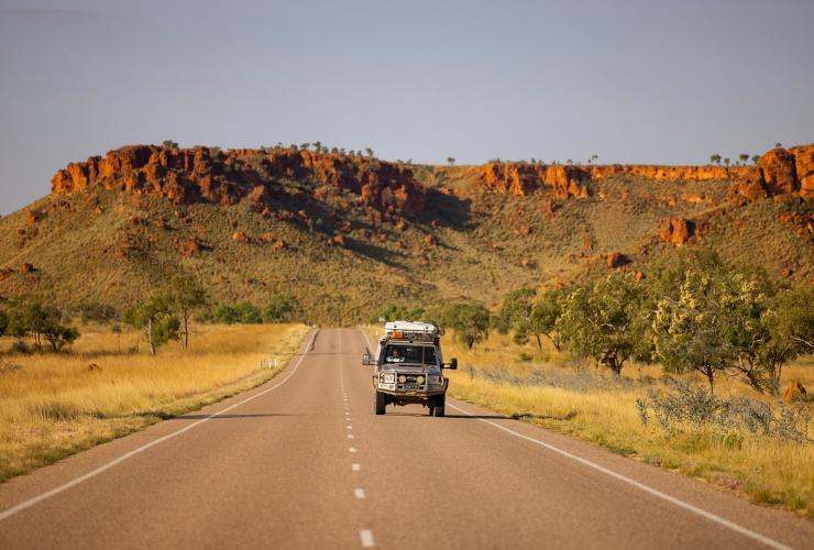 西オーストラリア州、ギブ・リバー・ロード、コックバーン山脈を走り抜ける4WD車 © Tourism Western Australia