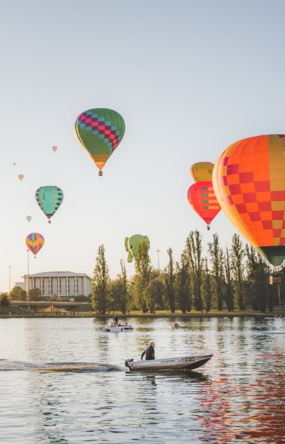 オーストラリア首都特別地域、キャンベラ、バーリー・グリフィン湖上空を飛ぶ熱気球 © EventsACT