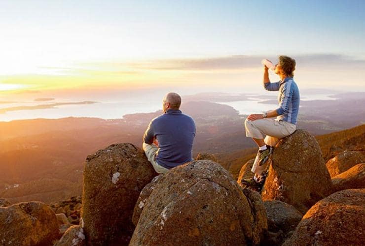 ウェリントン山上からの景色を楽しむカップル © Tourism Tasmania / Glenn Gibson