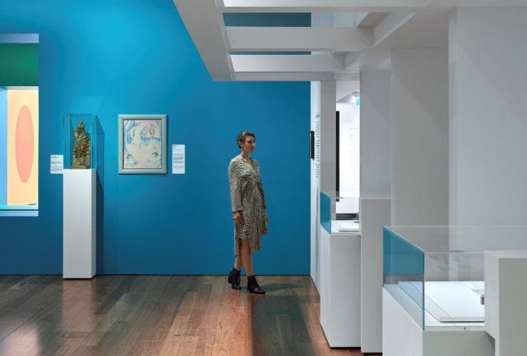 브리즈번 박물관에서 현대의 바우하우스(Bauhaus Now) 전시회를 구경하고 있는 여성, 브리즈번, 퀸즐랜드 © 토비 스콧(Toby Scott), 브리즈번 박물관