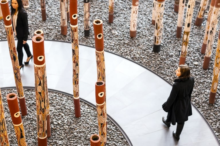 캔버라의 호주 국립 미술관에서 걷고 있는 여성 © 캔버라 관광청