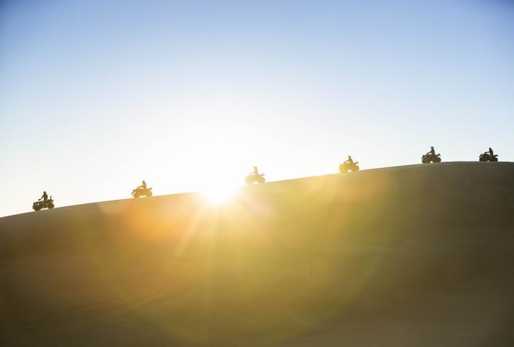 샌드 듄 어드벤처스와 가야만 방문할 수 있는 남반구 최대 규모의 움직이는 모래 언덕 위를 달려보세요 © 뉴사우스웨일스주 관광청