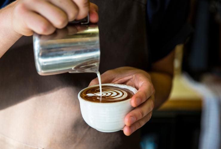 인더스트리 빈스 카페에서 커피를 만들고 있는 바리스타 © 조시 위더스 포토그래피(Josie Withers Photography)