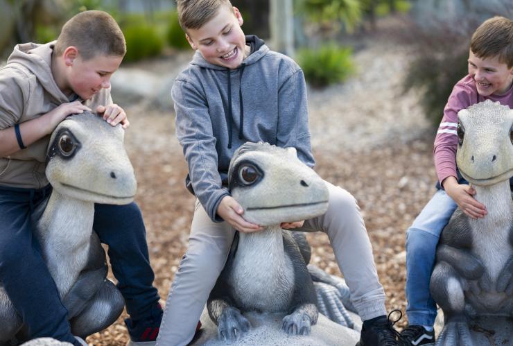 澳洲首都領地國家恐龍博物館內小孩坐在恐龍上©澳洲旅遊局