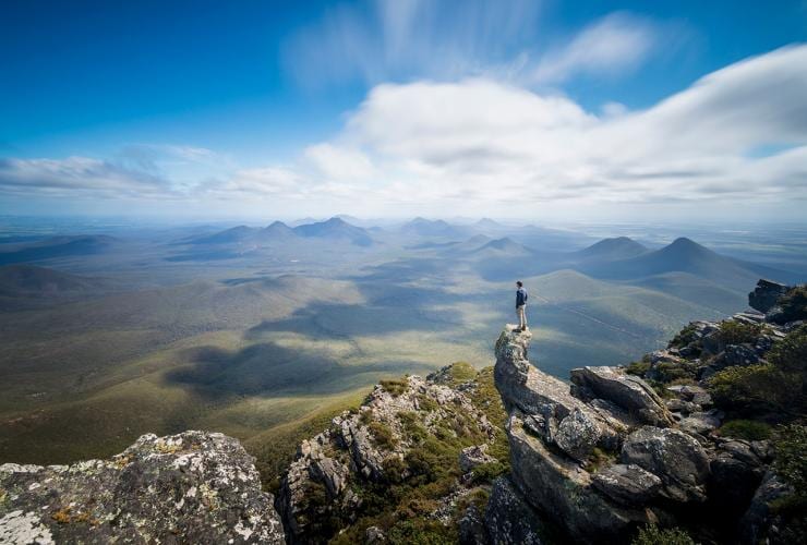 一名男子從斯特林嶺國家公園的圖爾布朗那普峰山頂（Mt Toolbrunup Summit）瞭望美景©澳洲西南部