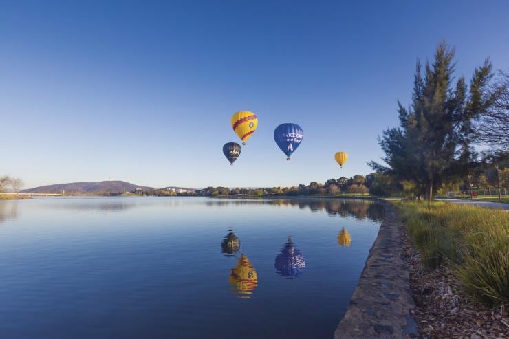 澳洲首都領地（ACT）坎培拉伯利格里芬湖（Lake Burley Griffin）上空的熱氣球 ©坎培拉旅遊局