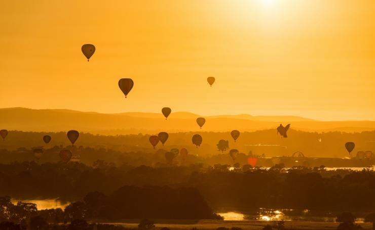 オーストラリア首都特別地域、キャンベラ、キャンベラ・バルーン・スペクタキュラーでの夜明け © Enlighten Festival