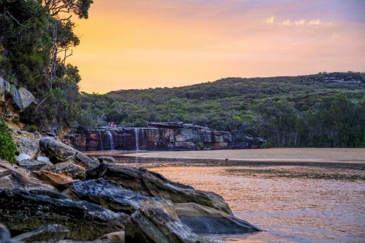王立国立公園の夕日に染まる滝の眺め © Tourism Australia
