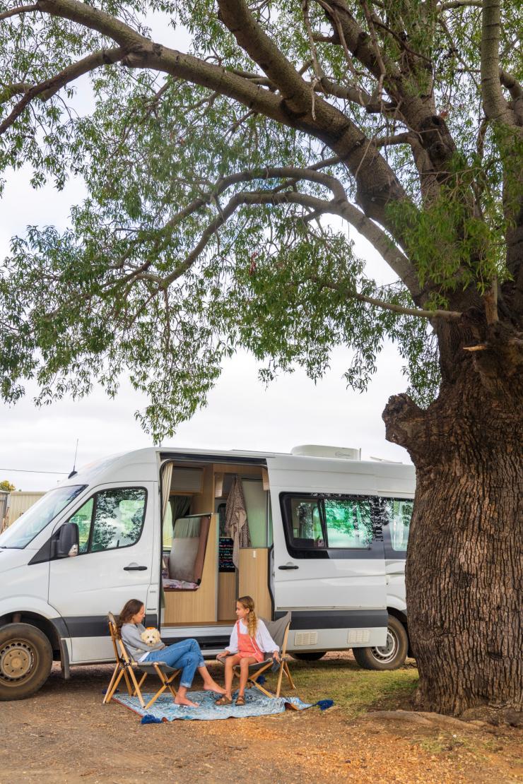  Kinder sitzen vor einem Campervan am Tambo Mill Motel © Tourism and Events Queensland