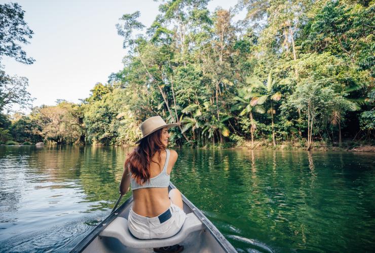 Eine Frau paddelt in einem Kanu auf dem Mossman Gorge River inmitten des Daintree Rainforest in der Nähe Silky Oaks Lodge, Queensland © Tourism and Events Queensland