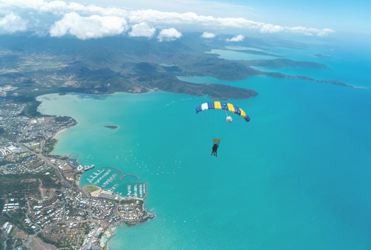Saut en parachute, Airlie Beach, les îles Whitsunday, QLD © SkyDive Australia