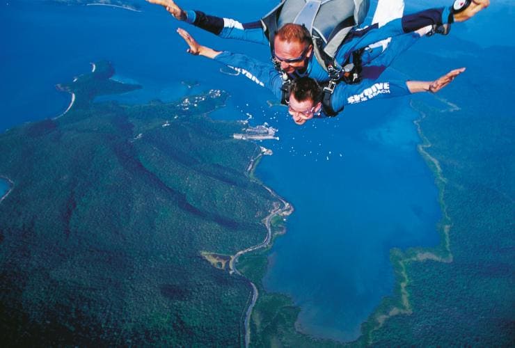 Saut en parachute, Airlie Beach, les îles Whitsunday, QLD © Tourism and Events Queensland