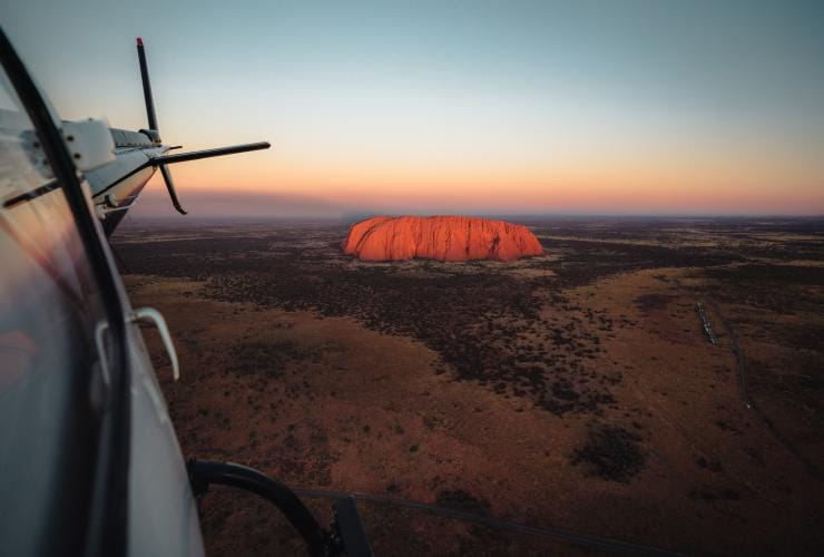 Survol d'Uluru en hélicoptère au lever du soleil, NT © Tourism NT/Jason Charles Hill