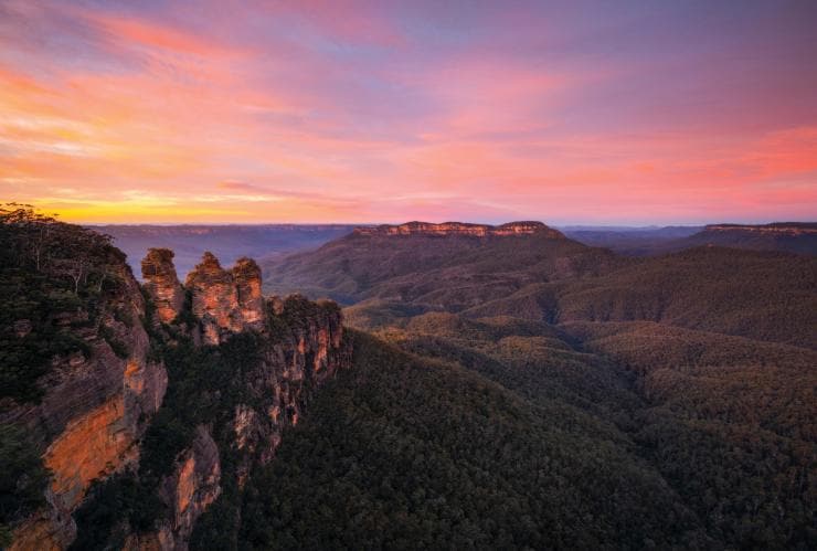 Matahari terbit di atas Jamison Valley dan Three Sisters di Blue Mountains National Parks yang indah, NSW © Daniel Tran
