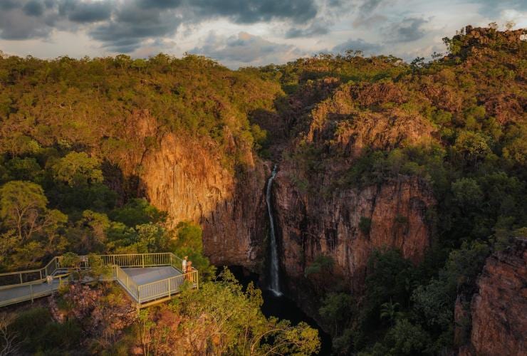 Pemandangan udara Tolmer Falls serta titik pengamatannya, Litchfield, Northern Territory © Tourism NT/Jason Charles Hill