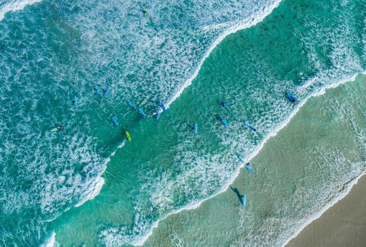 Veduta aerea di onde che avanzano verso la riva a Redgate Beach a Margaret River, Western Australia © Tourism Australia