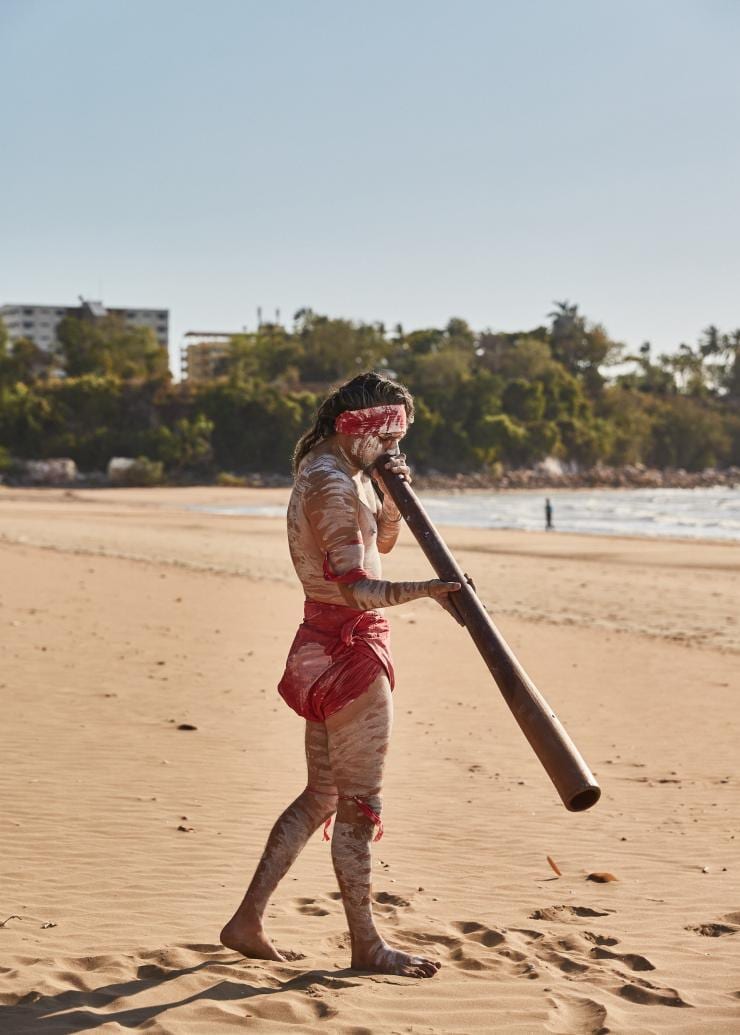Persona che suona il didgeridoo, Mindil Beach, Darwin, Northern Territory © Tourism NT/Tess Leopold