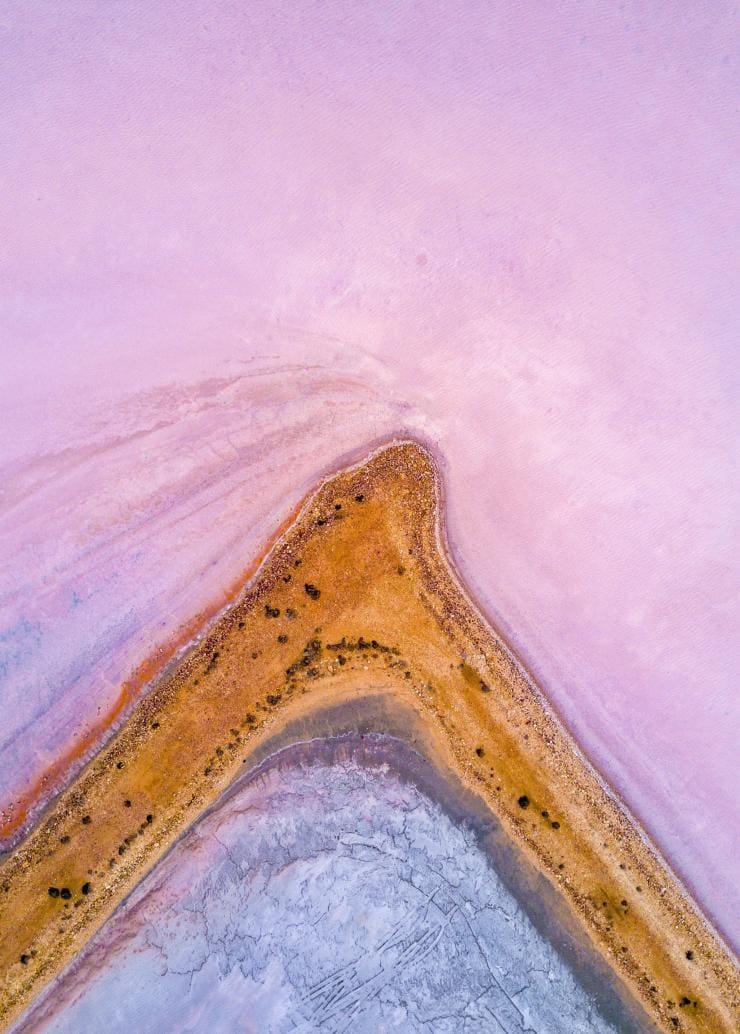 Vista aerea di una punta di sabbia tra le acque rosa di Lake Bumbunga, Clare Valley, South Australia © Isaac Forman/Serio