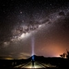 Visitatore intento ad ammirare le stelle della Via Lattea con una torcia © Tourism and Events Queensland/Sean Scott