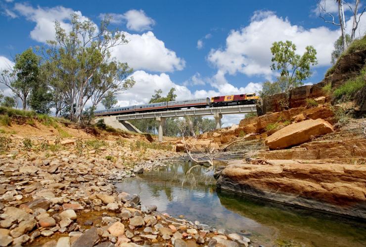 クイーンズランド州、クイーンズランド・レイル、スピリット・オブ・ザ・アウトバック © Queensland Rail