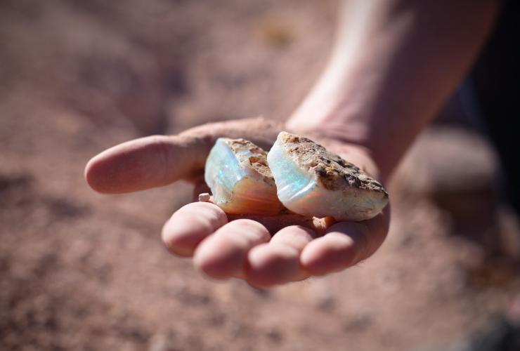 Opale, die bei einer Erkundung mit Coober Pedy Off Train Excursion gefunden wurden, Coober Pedy, Südaustralien © Journey Beyond