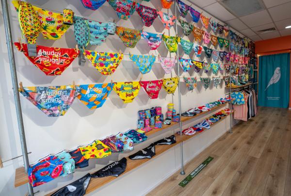 Bademode von Budgy Smuggler, erhältlich im Geschäft des Unternehmens in Manly © Budgy Smuggler