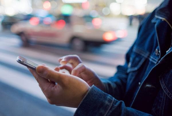 Person, die ein Mobiltelefon benutzt © Getty Images