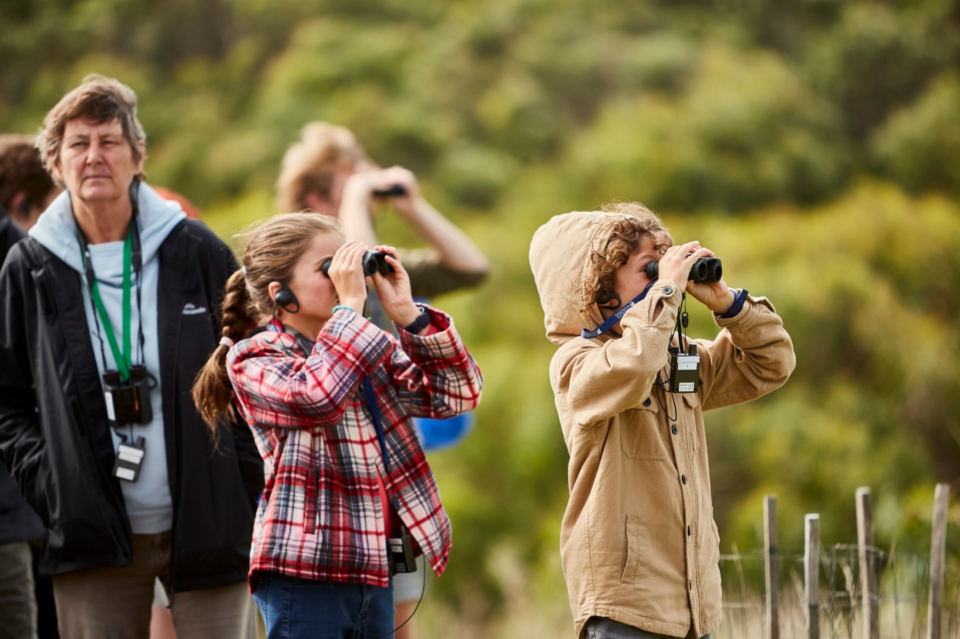 Kinder mit Hörgeräten und Ferngläsern beobachten die einheimische Tierwelt bei Wildlife Wonders, Great Ocean Road, Victoria © Tourism Australia/Visit Victoria