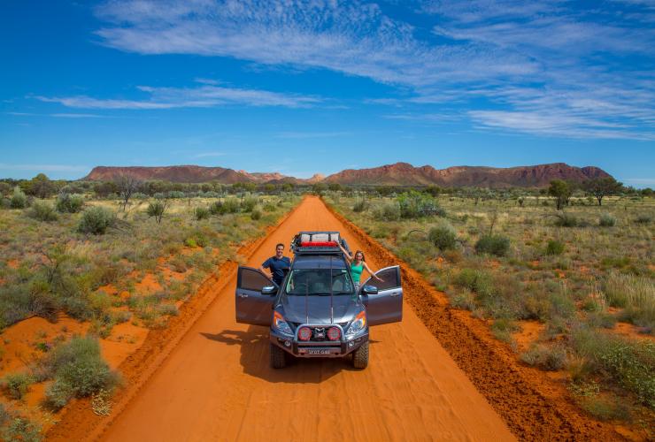 Geländewagen auf einer unbefestigten Straße im Red Centre © Offroad Images/Tourism NT