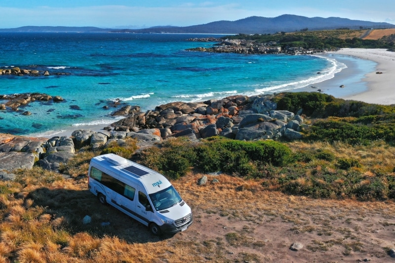 Am Straßenrand geparktes Wohnmobil in Tasmania © Tourism Australia