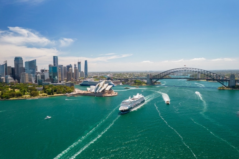 Qantas-Flugzeug über der Sydney Harbour Bridge, Sydney, New South Wales © Qantas Airways