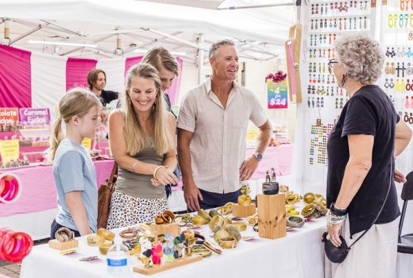 Eumundi Markets, Sunshine Coast, Queensland © Tourism Australia