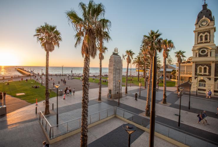 Blick auf den Glenelg Beach vom Moseley Square in Glenelg © Tourism Australia