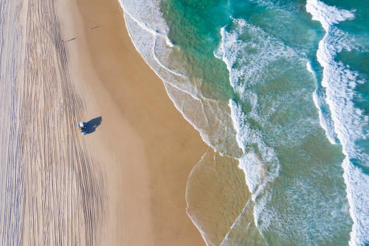 Fahrzeug fährt über den Strand von North Stradbroke Island © Tourism and Events Queensland