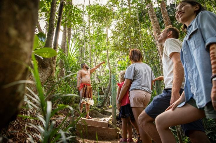 Eine Familie genießt eine Pamagirri Aboriginal Experience © Tourism Australia