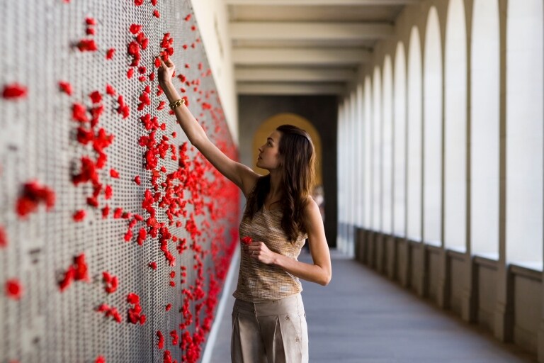 Frau vor dem Australian War Memorial in Canberra © Tourism Australia