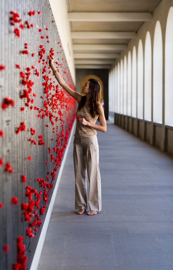 Frau vor dem Australian War Memorial in Canberra © Tourism Australia
