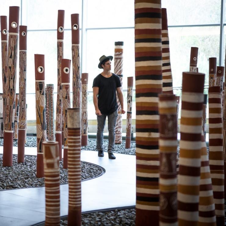 Aboriginal Memorial in der National Gallery of Australia, Canberra, Australian Capital Territory © VisitCanberra