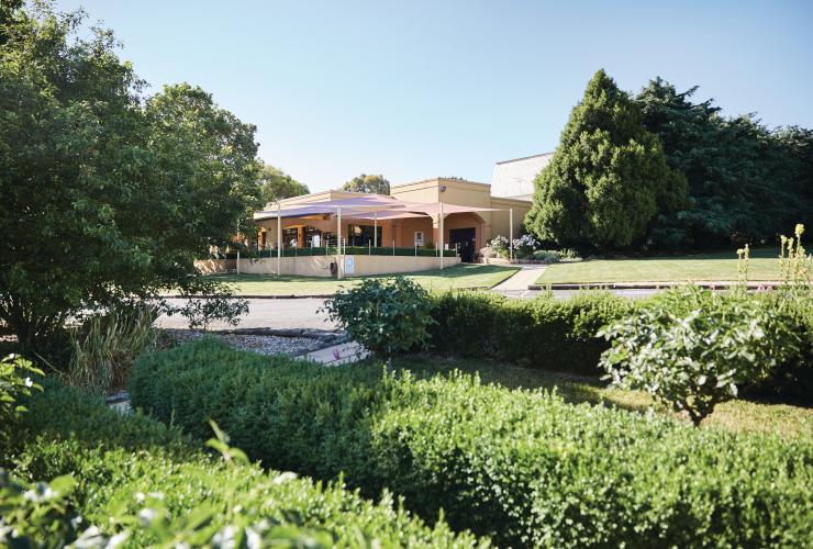 Weinkeller und Gärten bei Shaw Wines, Murrumbateman, New South Wales © VisitCanberra
