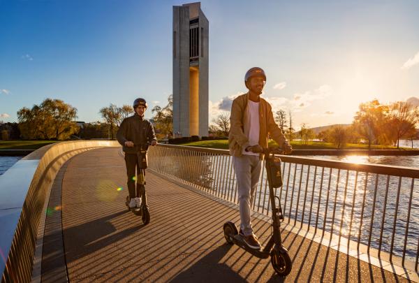 Lake Burley Griffin und National Carillion, Canberra, Australian Capital Territory © Richard Poulton