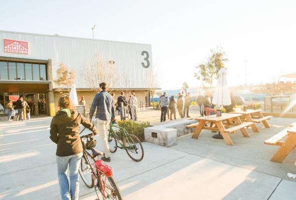 Radfahrer bei der Ankunft bei Capital Brewing Co im Bezirk Dairy Road in Fyshwick © VisitCanberra
