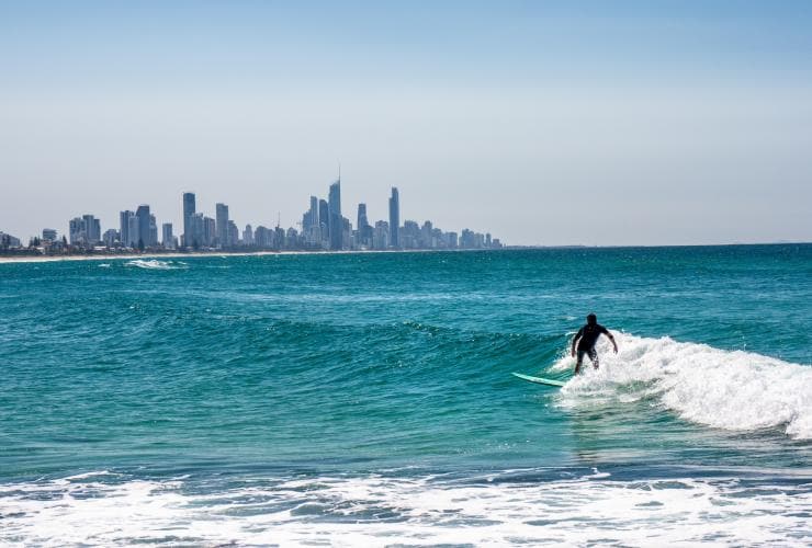 Surfer reitet auf den Wellen bei Surfers Paradise © Tourism and Events Queensland