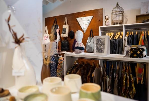 In der Spacebar Gallery am Salamanca Place in Battery Point © Alastair Bett