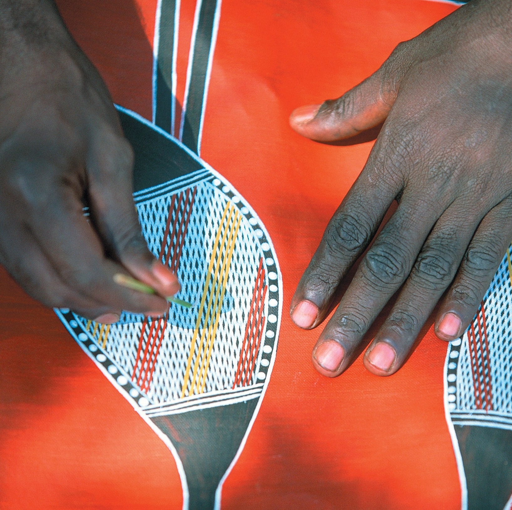 Aborigine-Künstler bei der Arbeit an einem Dot Painting © Tourism NT