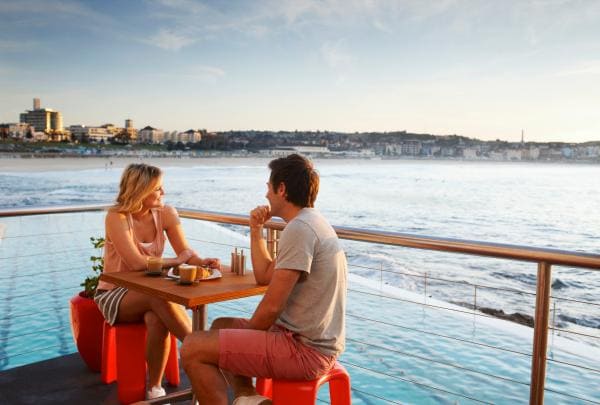 Pärchen an den Bondi Icebergs in Sydney © Tourism Australia